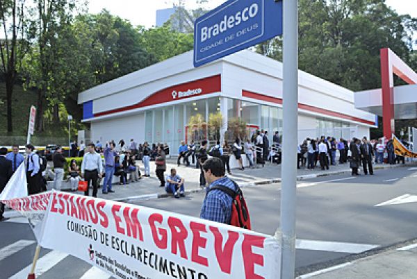 Bancários param a Cidade de Deus, maior concentração do Bradesco