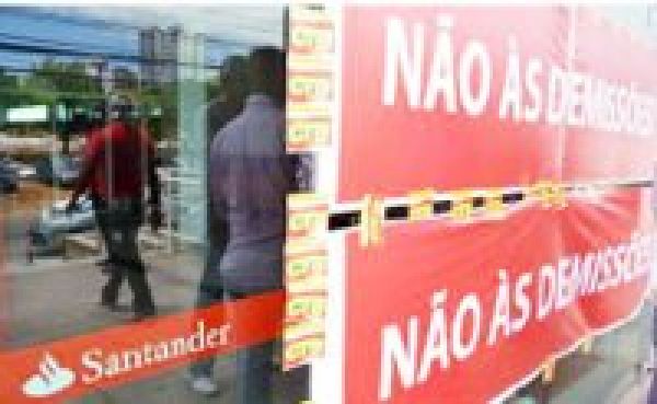 Em vez de negociar emprego, Santander quer calar movimento sindical