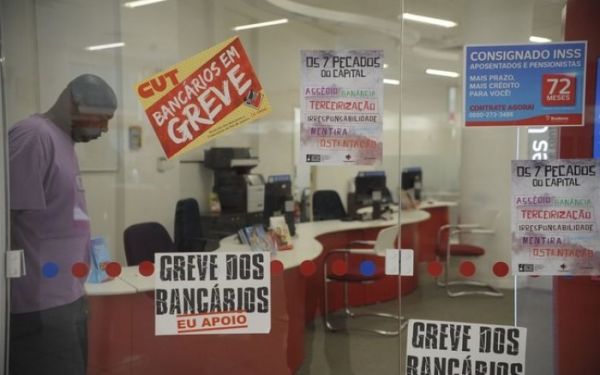 Enquanto bancários fazem greve por reajuste de 16%, bancos elevam salário do alto escalão até 80%