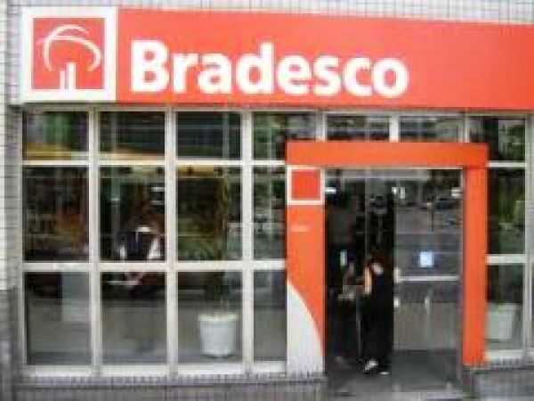 Bradesco tem maior lucro semestral, R$ 5,9 bi, mas corta 2.580 empregos