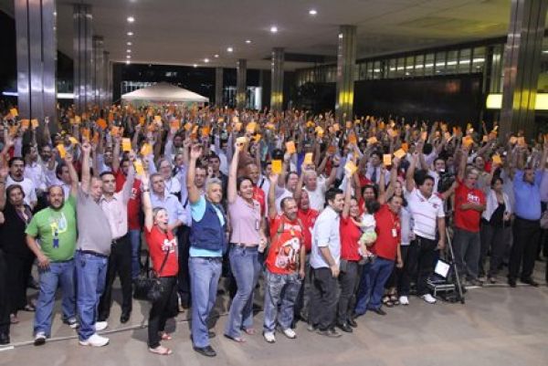 Bancários rejeitam proposta da Fenaban e aprovam greve a partir do dia 27