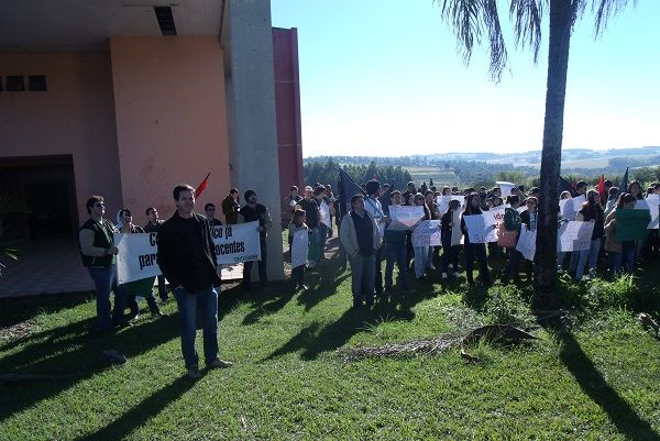 Sindicato participou de mobilização de estudantes da UEM, em Umuarama