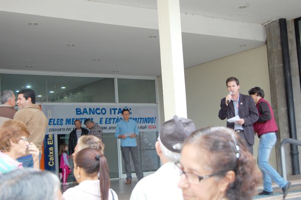 Sindicato de Umuarama protesta contra demissões no Itaú