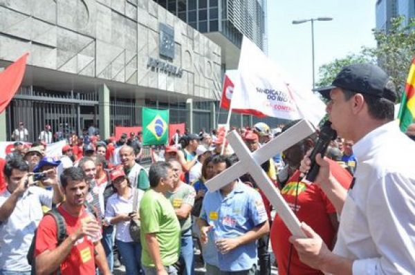 Bancários, Petroleiros e grevistas do dos correios se unem no Rio por aumento real