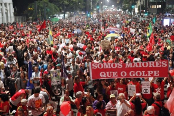 Advogados entregam manifesto na OAB contra golpe