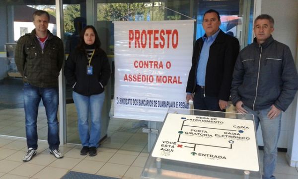 Sindicato de Guarapuava realizou protesto na agência do BB.