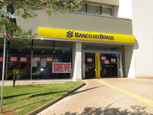 Bancários aumentam em 50% as unidades paradas no País.