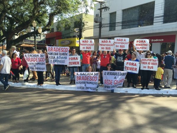 Bancários protestam durante a passagem da tocha olímpica em Campo Mourão