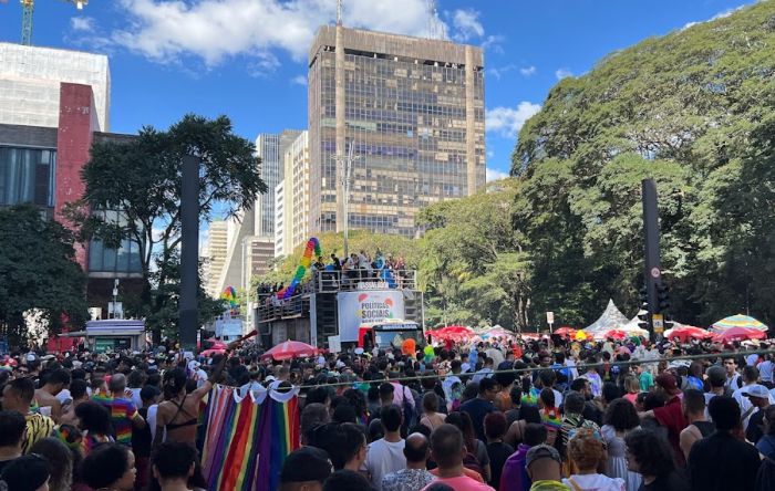 Parada do Orgulho LGBT+ sai às ruas cobrando acesso à assistência social