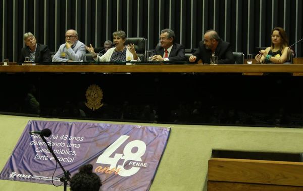 Parlamentares e lideranças sindicais destacam protagonismo da Fenae na Câmara dos Deputados