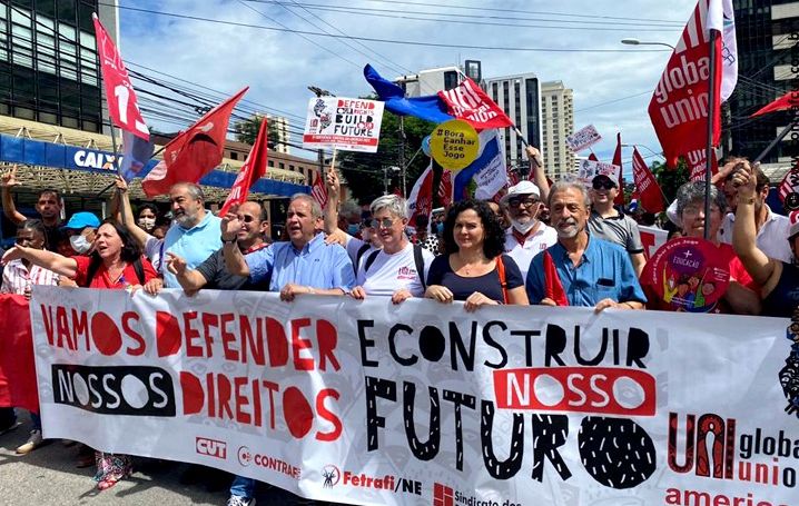 Participantes da UNI Américas manifestam em apoio a bancos públicos