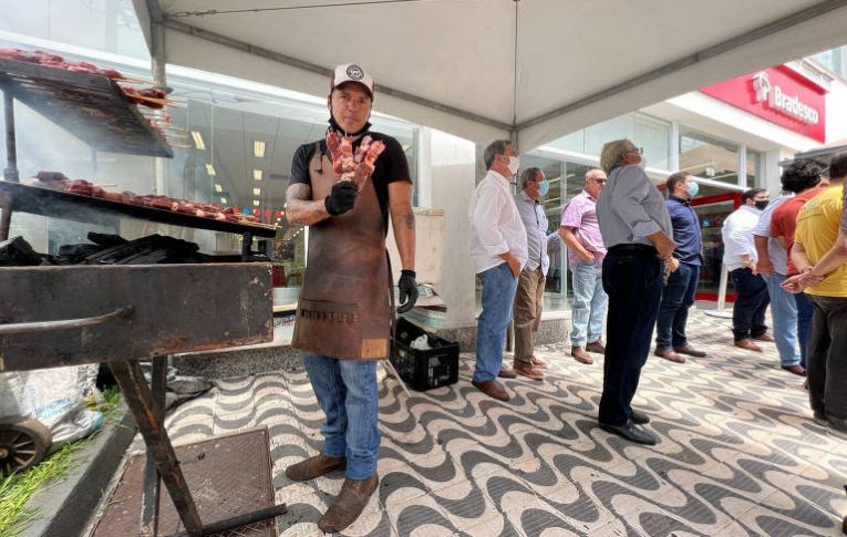 Pecuaristas fazem churrasco em agências do Bradesco em protesto após vídeo contra carne