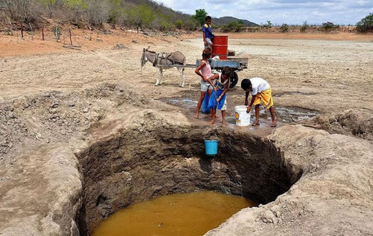 Pessoas com sede ao lado de açudes cercados. A realidade da privatização da água