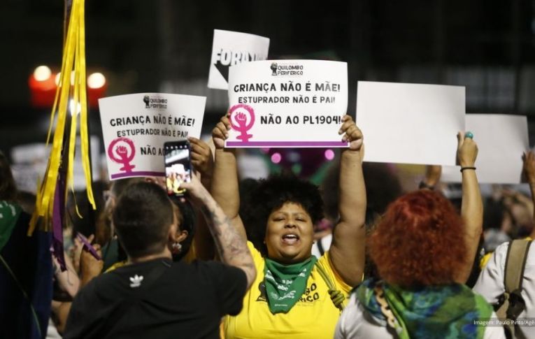 PL do estupro: após conseguir desacelerar tramitação, mulheres protestam agora pelo arquivamento