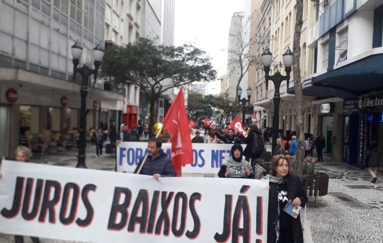 População protesta contra os juros altos de Campos Neto em Curitiba