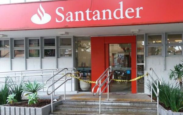 Pressão do Sindicato obriga Santander a sanitizar agência de Umuarama