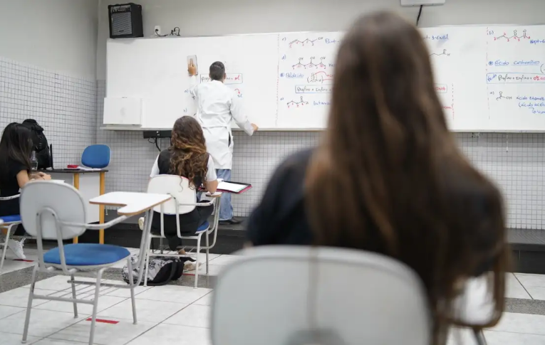 Programa Pé-de-Meia é bem recebido por estudantes e sociedade civil