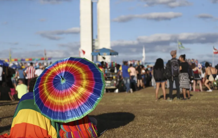 Projeto que transforma assassinato de LGBTI+ em crime hediondo avança na Câmara dos Deputados 