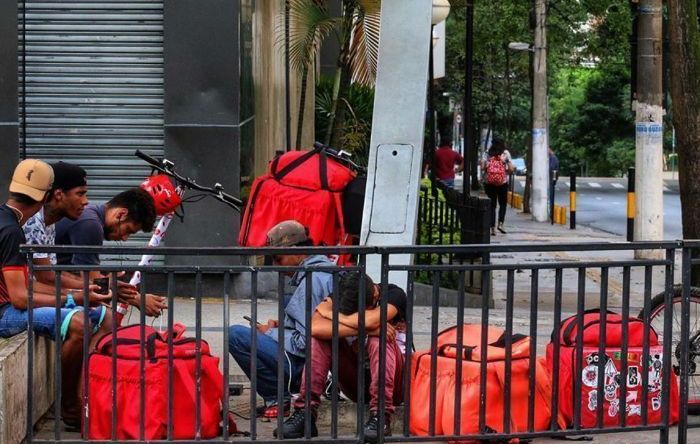 Queda na renda de 68% dos entregadores por aplicativo motiva greve da categoria