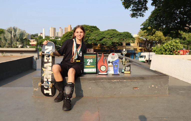 Rebeca, promessa do skate de Umuarama, busca patrocínio para participar de campeonato brasileiro