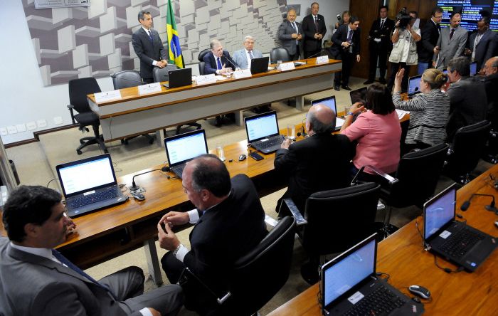 Reforma trabalhista volta a tramitar no Senado