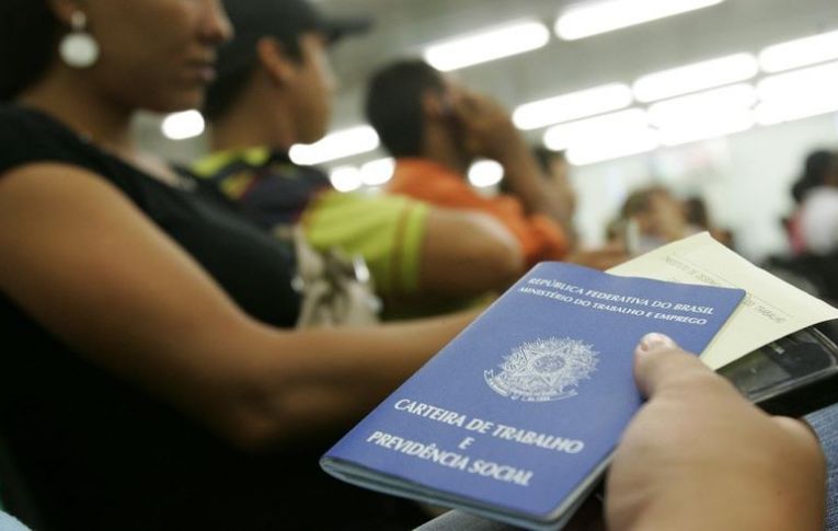 Reformas de Temer e Bolsonaro: salário reduzido e informalidade afetam trabalhadores e a sociedade