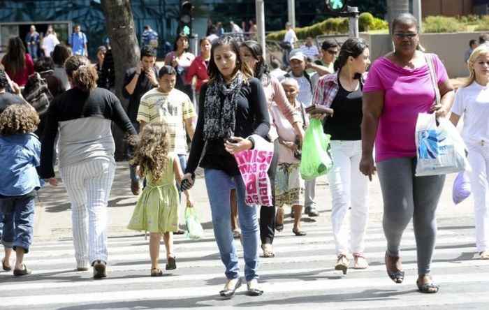 Retomada da economia sem política pública piora vida das mulheres