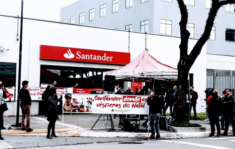 Santander é alvo de protesto por práticas contra os trabalhadores