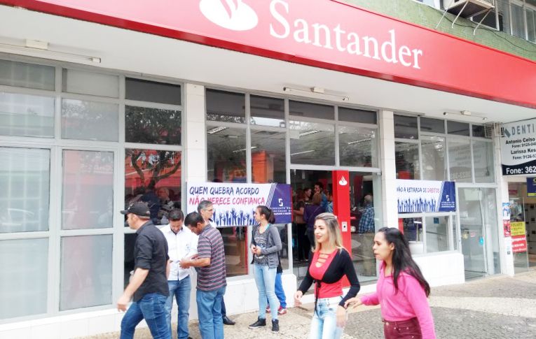 Santander é alvo de protestos em todo o país