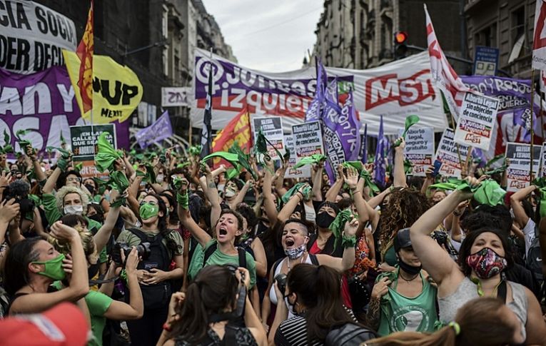 Será lei: após votação no Senado, Argentina conquista o direito ao aborto legal