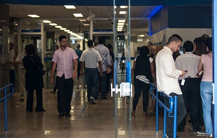 Serviços bancários sem taxas? Conheça este direito