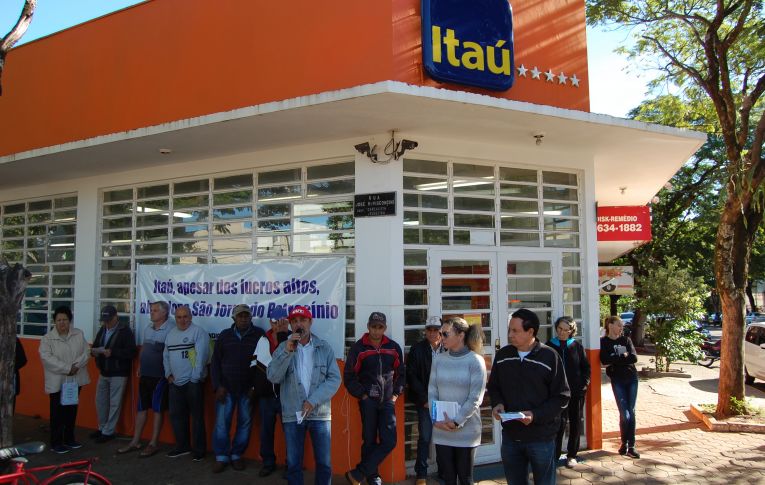 Sindicato de Umuarama protesta contra fechamento de agência do Itaú