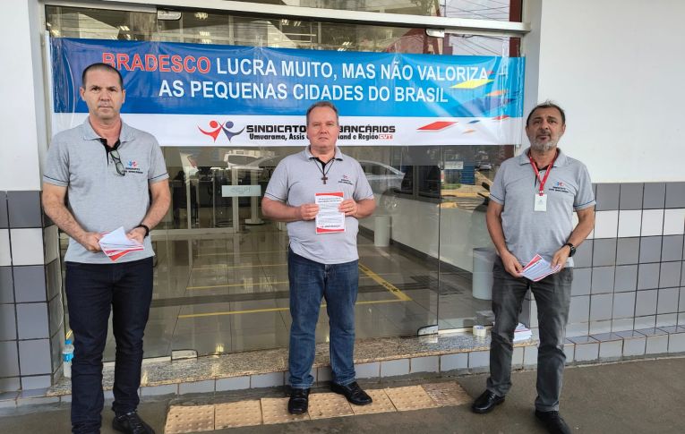 Sindicato de Umuarama realiza protesto contra o fechamento da agência do Bradesco de Guaíra