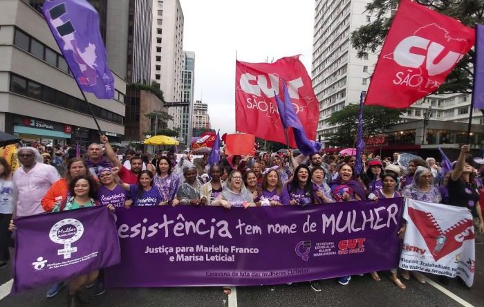 Sob chuva, mulheres marcham na Avenida Paulista por democracia, direitos e justiça