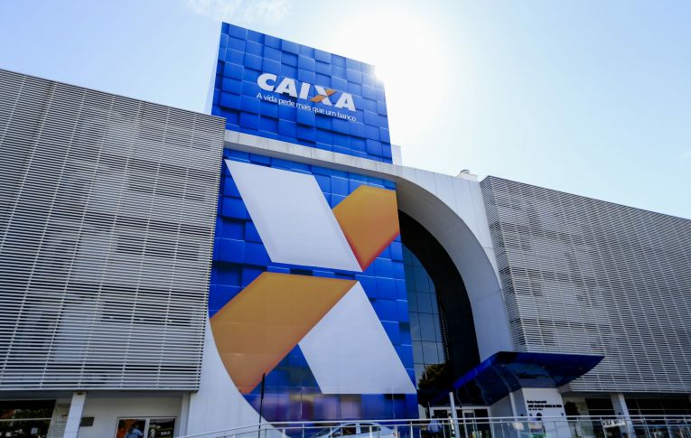 Sob protestos, Bolsonaro e Guedes confirmam abertura de capital da Caixa Seguridade