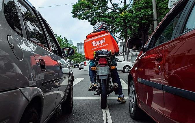 Superexplorados em plena pandemia, entregadores de aplicativos marcam greve nacional