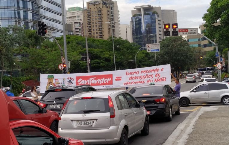 Trabalhadores denunciam abusos do Santander nas ruas de São Paulo