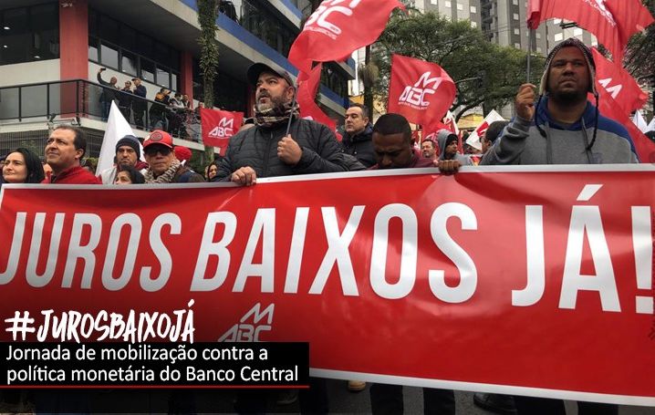 Trabalhadores pedem o fim dos juros altos no Brasil