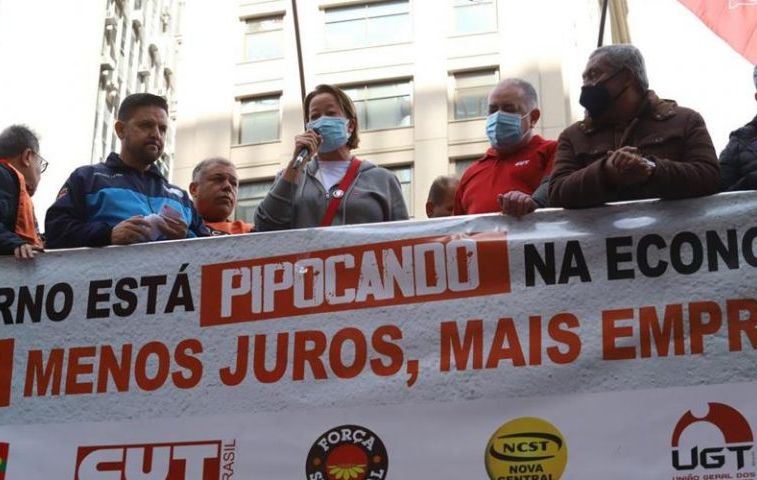 Trabalhadores protestam contra juros altos