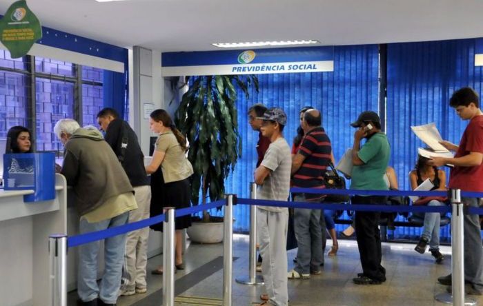 Trabalhadores vão à Justiça para sair da fila do INSS. Em 1 ano, ações subiram 284%