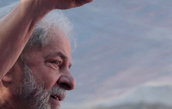 Um mês depois da prisão, Lula resiste de pé e ainda comanda a sucessão