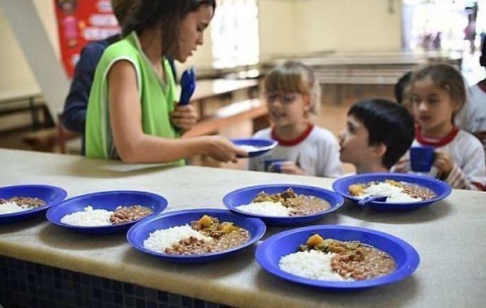 Veto de Bolsonaro a reajuste da merenda escolar cria prejuízo bilionário aos estados