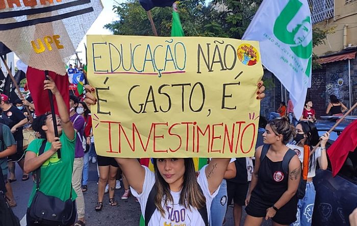 Bolsonaro corta mais de R$ 1 bi na educação e escolas e universidades podem fechar