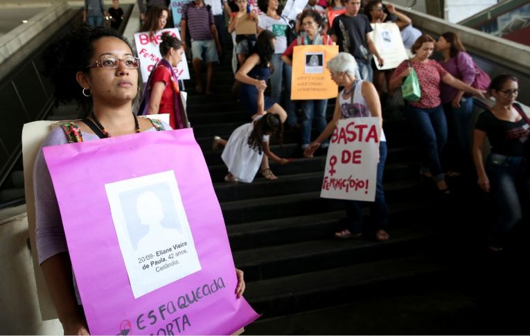 Feminicídios batem recorde, enquanto Bolsonaro corta verba de combate à violência contra a mulher