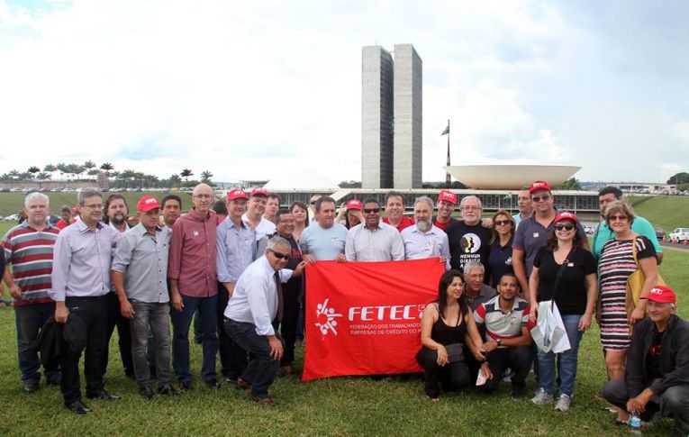 Forte mobilização da classe trabalhadora evitou a votação do PL 4302, que libera terceirização sem limites, nesta terça (21), em Brasília