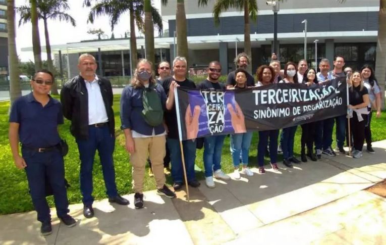 Trabalhadores do Santander protestam contra terceirização