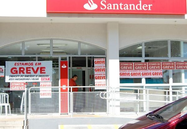 Greve dos bancários na base do SEEB Umuarama
