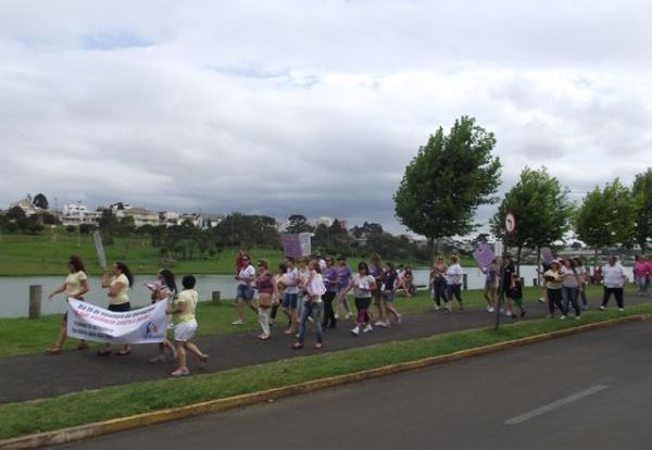 Caminhada pelo fim da violência contra a mulher