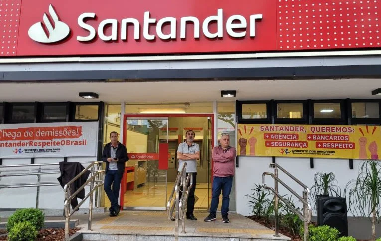 Bancários do Santander paralisam atividades em protesto à reestruturação do banco