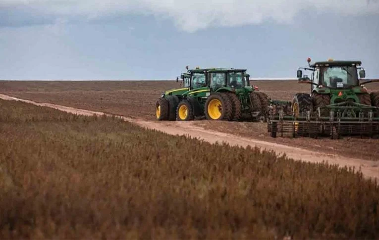 BNDES financia tratores para fazendeiros que desmatam a Amazônia